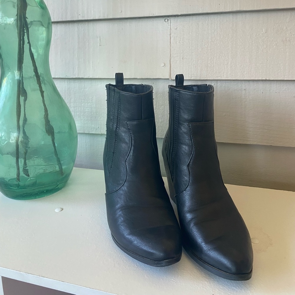CHASE & CHLOE Faux Leather Ankle Pointed Toe Black Boots women’s size 8